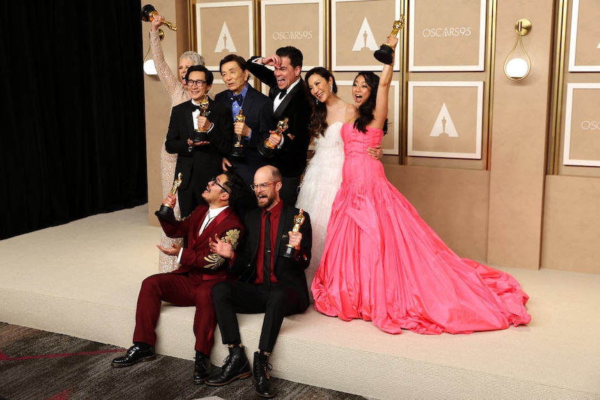 Daniel Kwan, Daniel Scheinert, Johathan Wang, Jamie Lee Curtis, Ke Huy Quan, Michelle Yeoh, Stephanie Hsu and James Hong posing