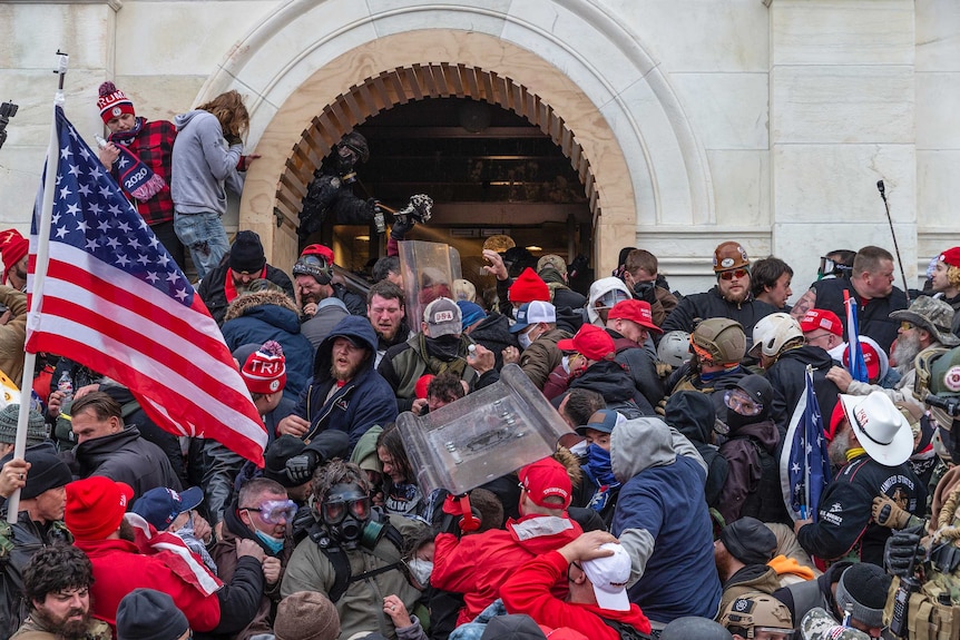 Police use tear gas against Trump supporters