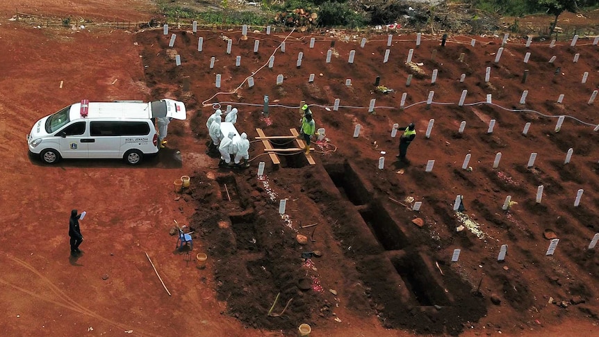 Kondisi di Pemakaman Umum Saat Angka Kematian di Indonesia Meningkat di  Tengah Pandemi COVID-19 - ABC News