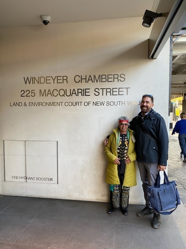 Dean Kelly (izquierda), director ejecutivo de Yurruungga Aboriginal Corporation, con la anciana de Gumbaynggirr, Alison Buchanan. 