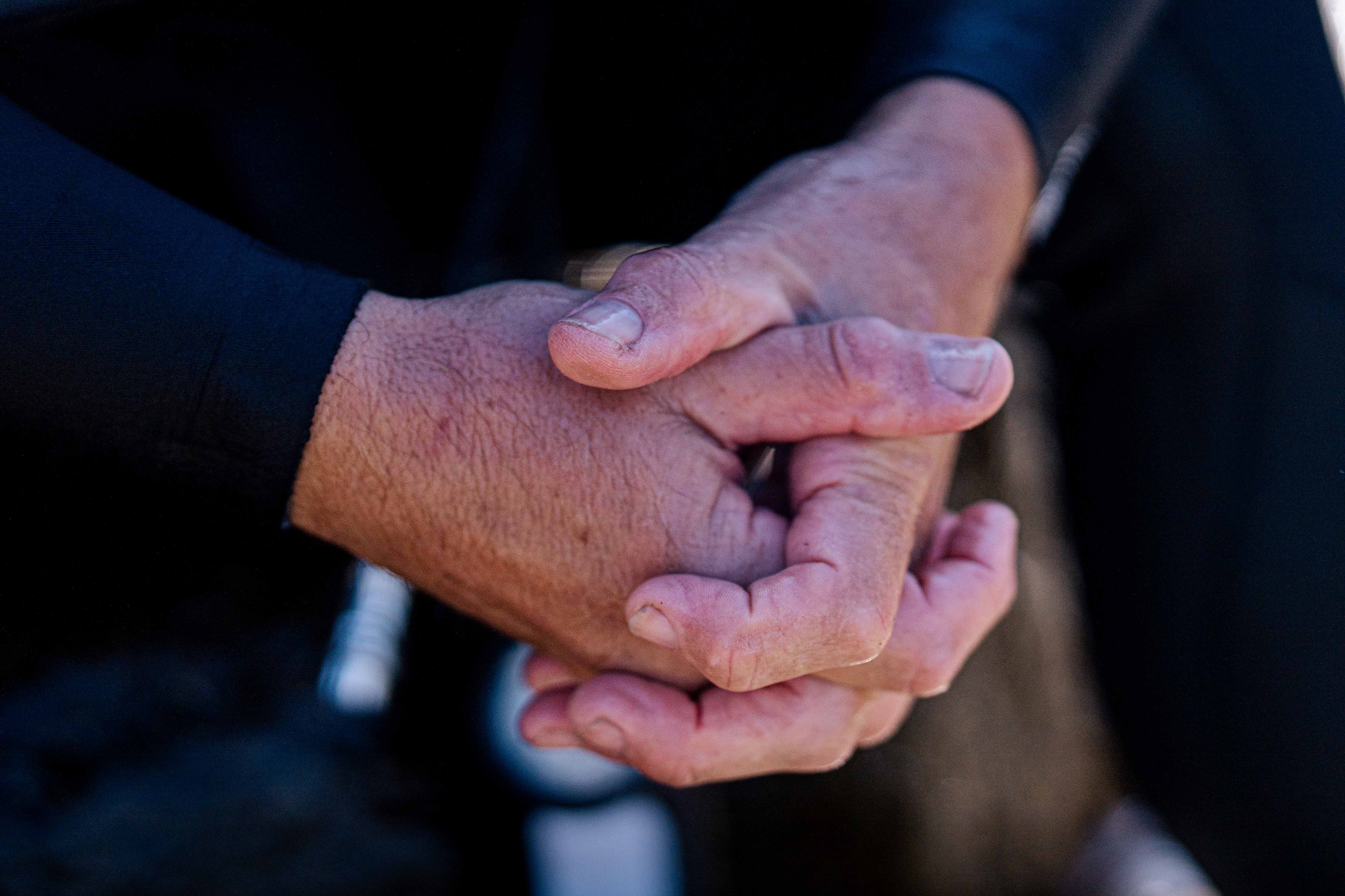 O homem senta-se e reflete na praia.