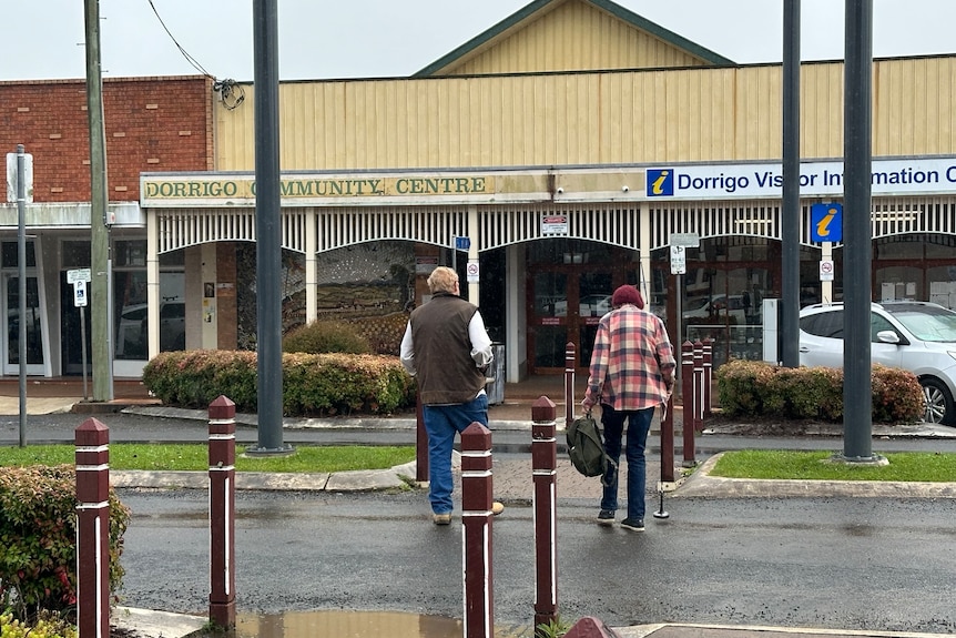 People crossing the street in the city centre of a regional Australian town