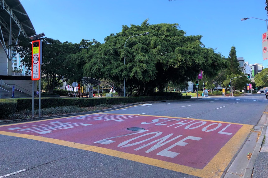 Un panneau de zone scolaire peint sur une route de Brisbane