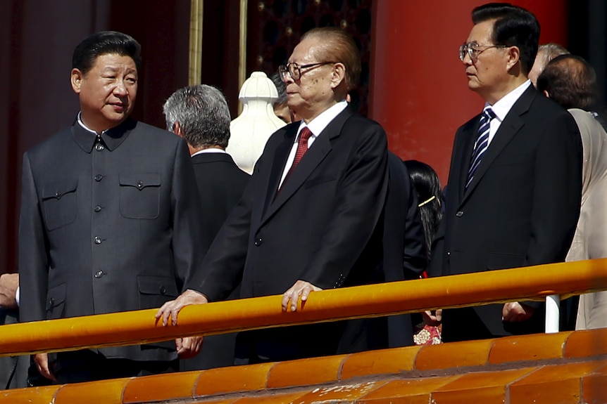 习近平（左）、江泽民（中）、胡锦涛（左）站在栏杆后。
