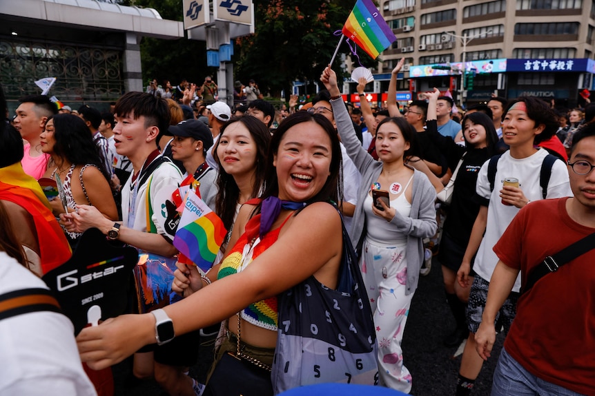  在台北，人们热情参与一年一度的彩虹游行活动。