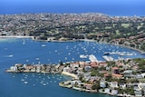 鸟瞰图显示悉尼的海湾和房子