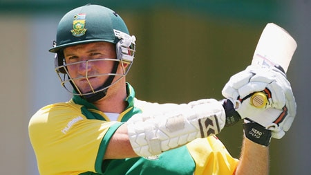 Graeme Smith hits out during the South African training session on Sunday