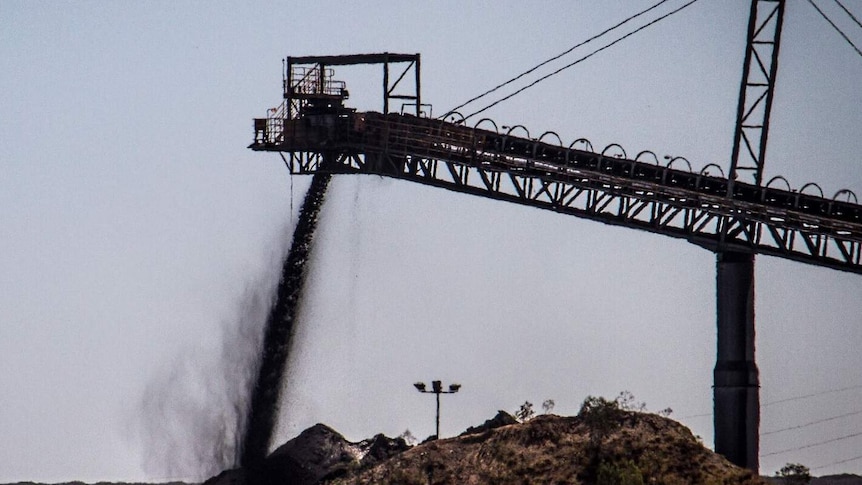 Coal mine conveyor belt emits coal dust