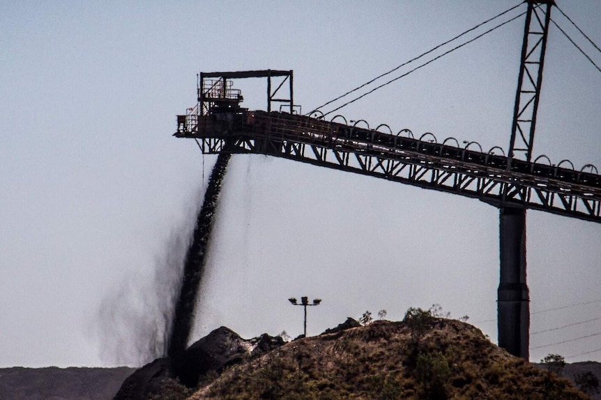 Coal mine conveyor belt emits coal dust