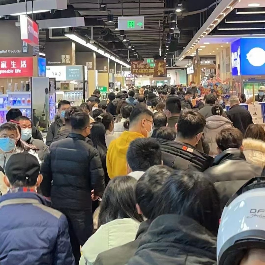 Consumers crowd a local store ahead of the Xi'an lockdown. 