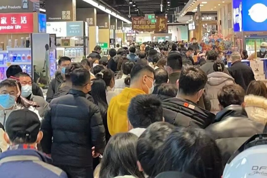 Consumers crowd a local store ahead of the Xi'an lockdown. 