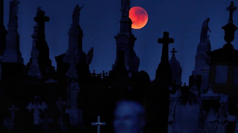 Lunar eclipse from Waverly Cemetery