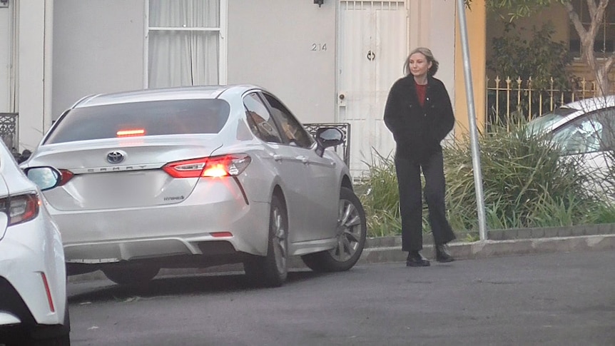 Four Corners reporter Grace Tobin approaches a vape dealer's car. 