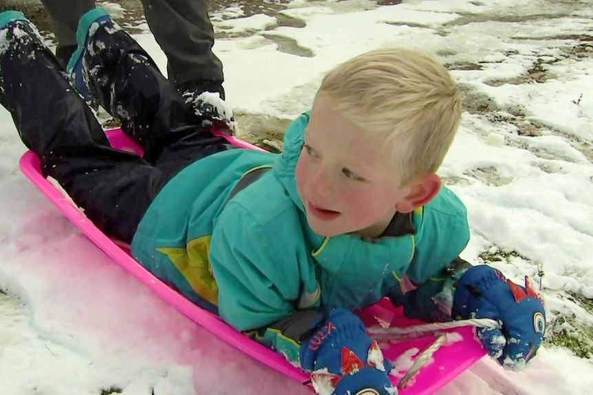 Tasmanian enjoy snow day after chilly night