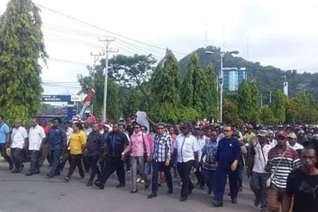 Anggota DPR Papua bergabung dengan massa aksi.