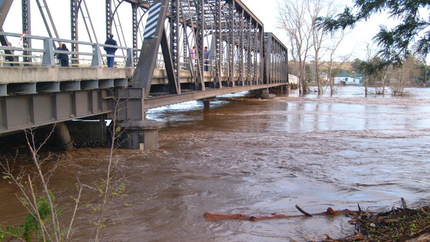 Water levels were also rising under the Dunolly Bridge at Singleton.