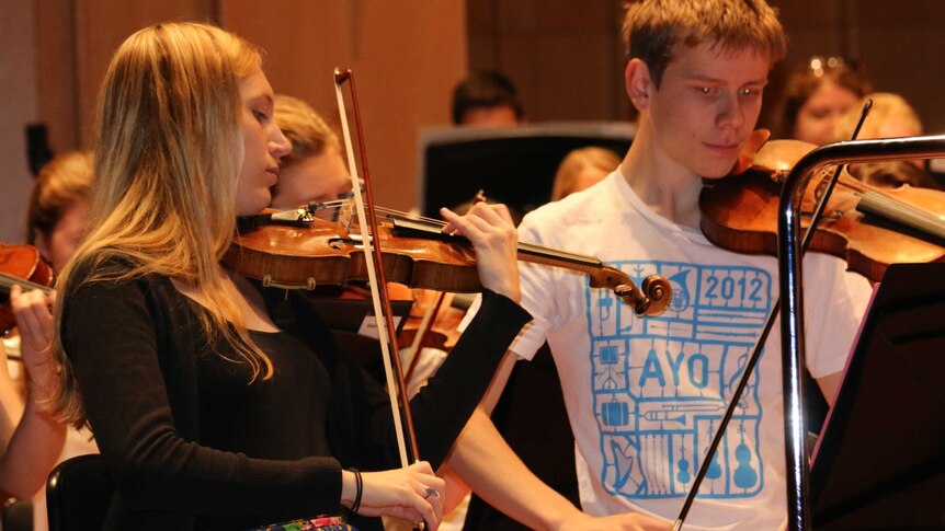 Violinist Annabelle Swainston is one of 230 participants at the Australian Youth Orchestra's National Music Camp. (11 January 2016)