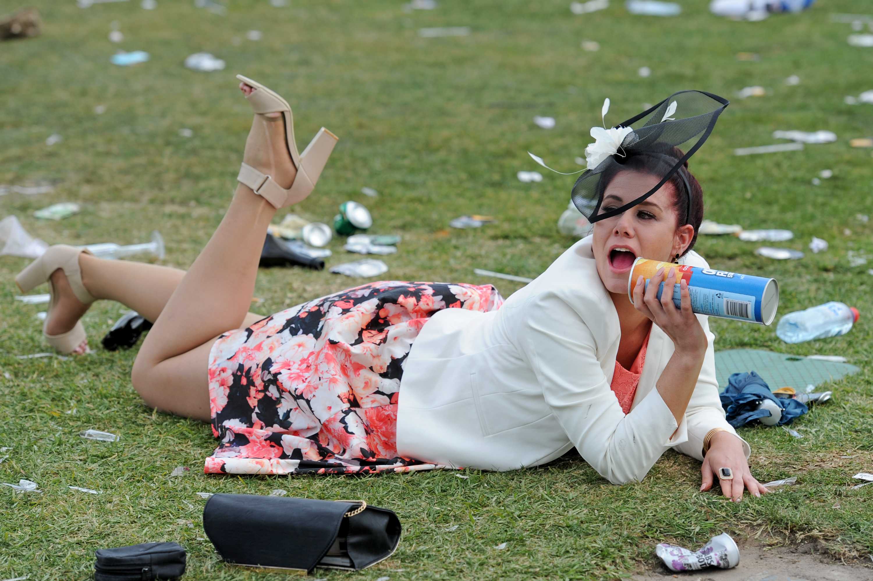 Мать напилась. Напои меня водой. Напой. Накорми мужа. Напои е.