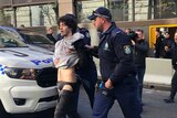 一名男子在悉尼中央商务区刺伤他人，之后在温亚德地区附近被捕。遭警方逮捕前，他被一群人按在地上。