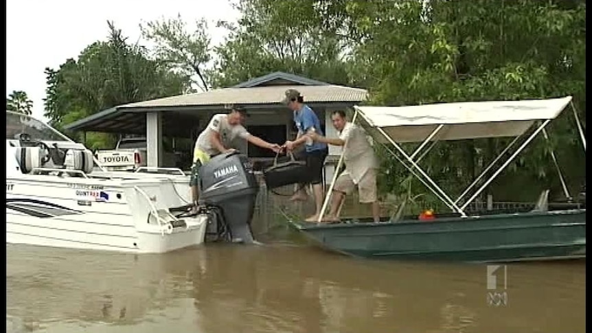 Daly River community prepares for flooding.