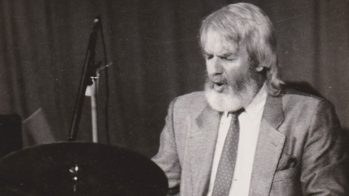 Монохромный снимок Джона Почи за декорациями