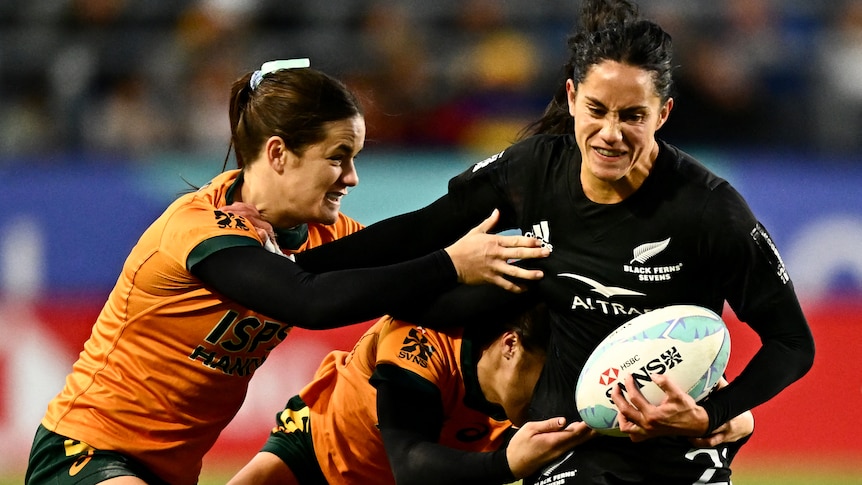 L’équipe féminine australienne de rugby à sept est toujours en tête du classement des séries mondiales malgré sa défaite contre la Nouvelle-Zélande en finale à Los Angeles.