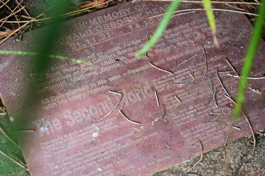 Rusty plaque with faint engravement of Don Hearn's name and life