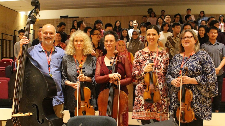 Lima personel Melbourne Symphony Orchestra bersama para peserta masterclass asal Indonesia yang mereka ajar.