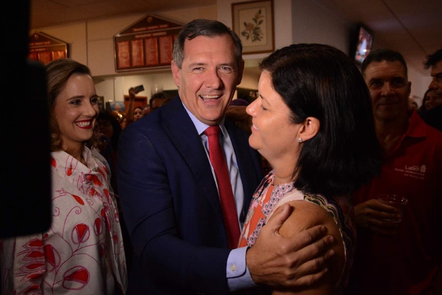 Une photo de Michael Gunner souriant avec la ministre de la Santé Natasha Fyles.