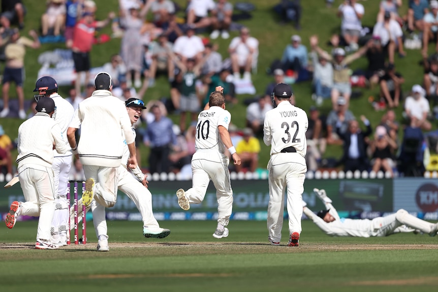 Selandia Baru merayakannya dengan pemain bowling berlari ke arah penjaga gawang yang sedang berbaring, saat batsman yang diberhentikan berjalan pergi.