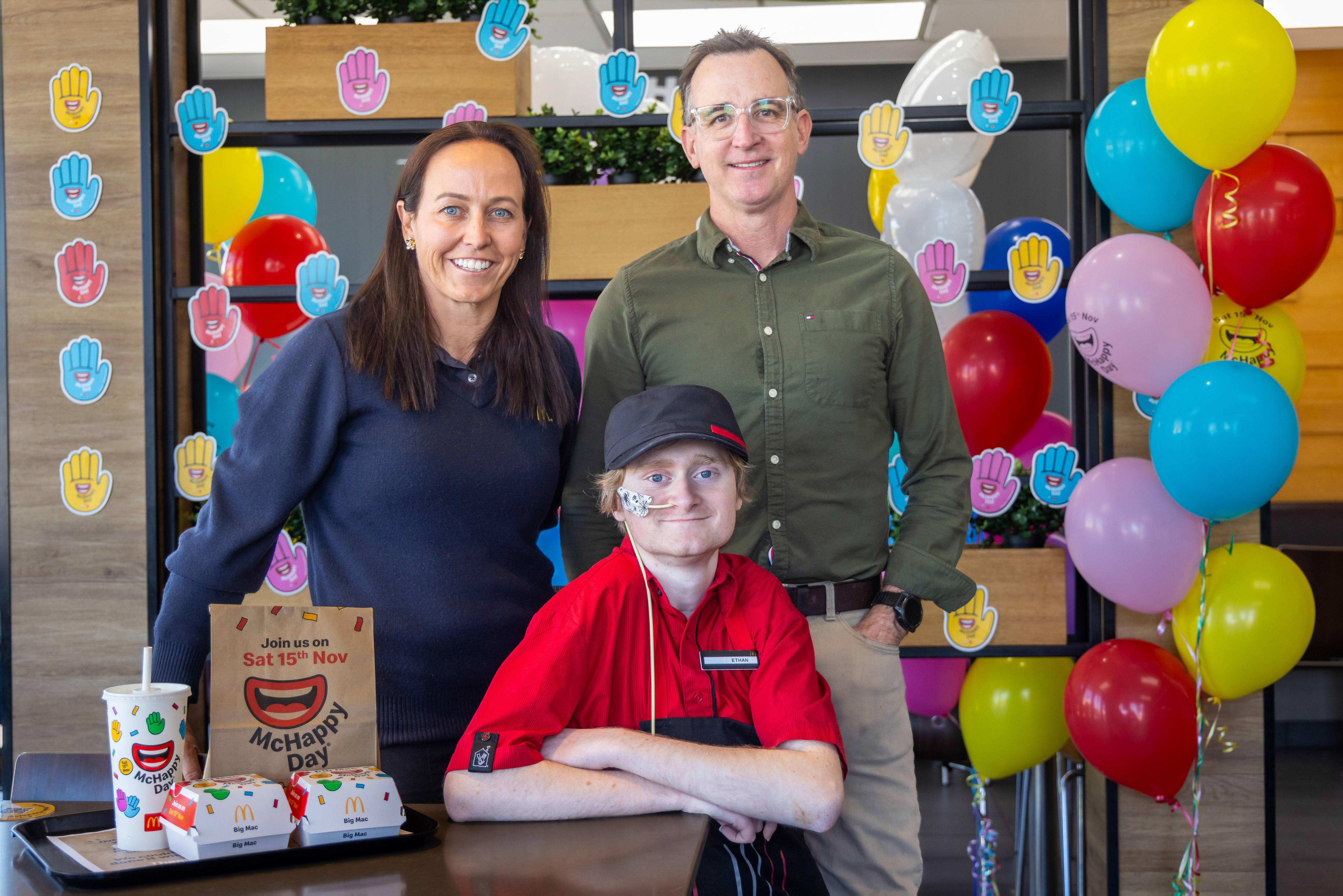 Tim, Ethan e Jen em frente ao McDonalds 