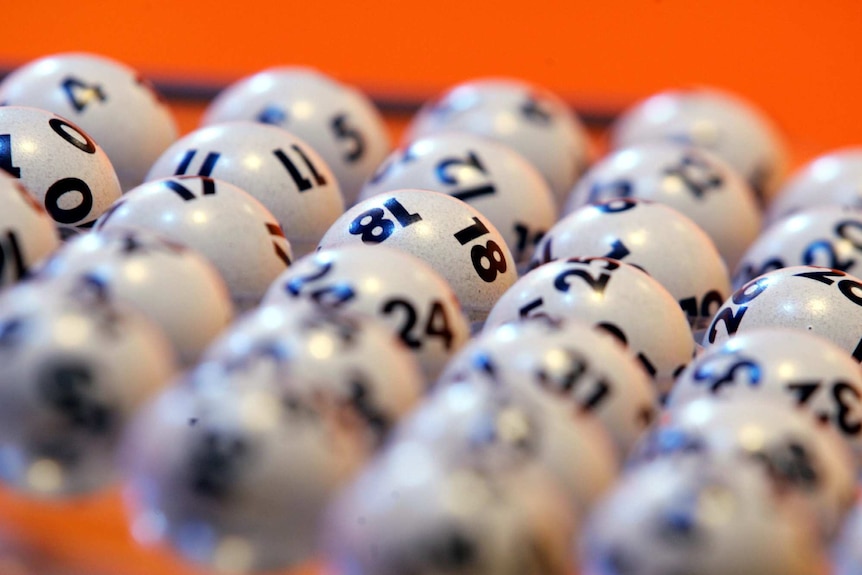 Un gros plan de quelques boules de loterie.