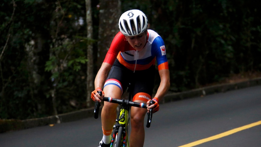 Annemiek van Vleuten competes