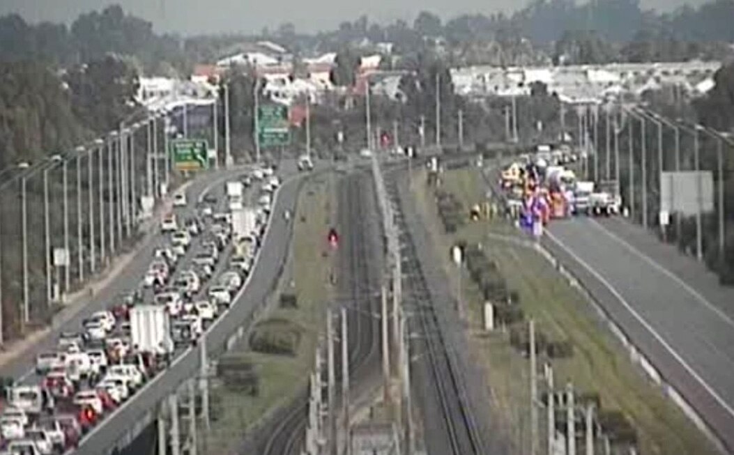 Kwinana Freeway closed after multivehicle crash leaves motorist
