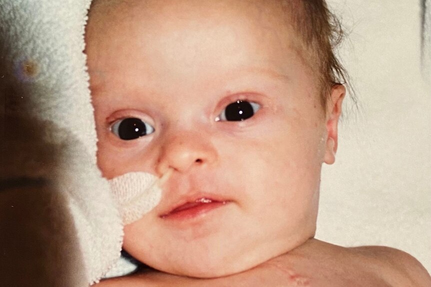 Fotografía de bebé de Bobby Pate en el hospital.