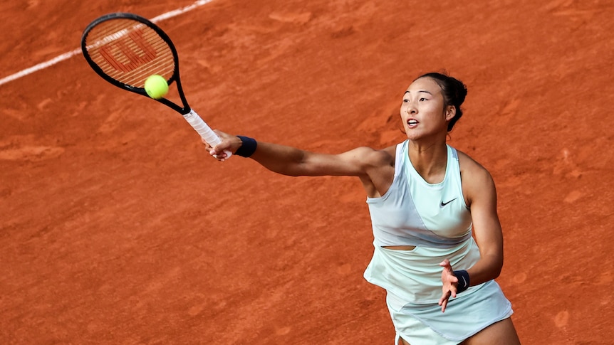 La star chinoise du tennis Qinwen Zheng dit que les crampes menstruelles ont fait dérailler la course de Roland-Garros contre Iga Świątek