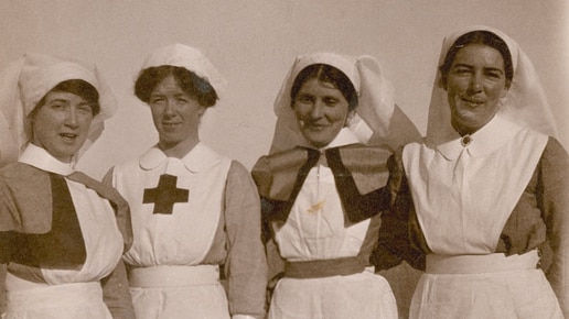 A group of four WWI nurses in Egypt in 1916