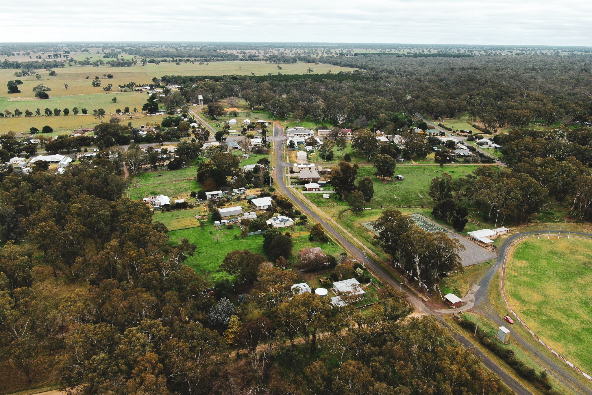 Fotografías aéreas de un municipio de pequeño tamaño, bordeado de potreros y eucaliptos.