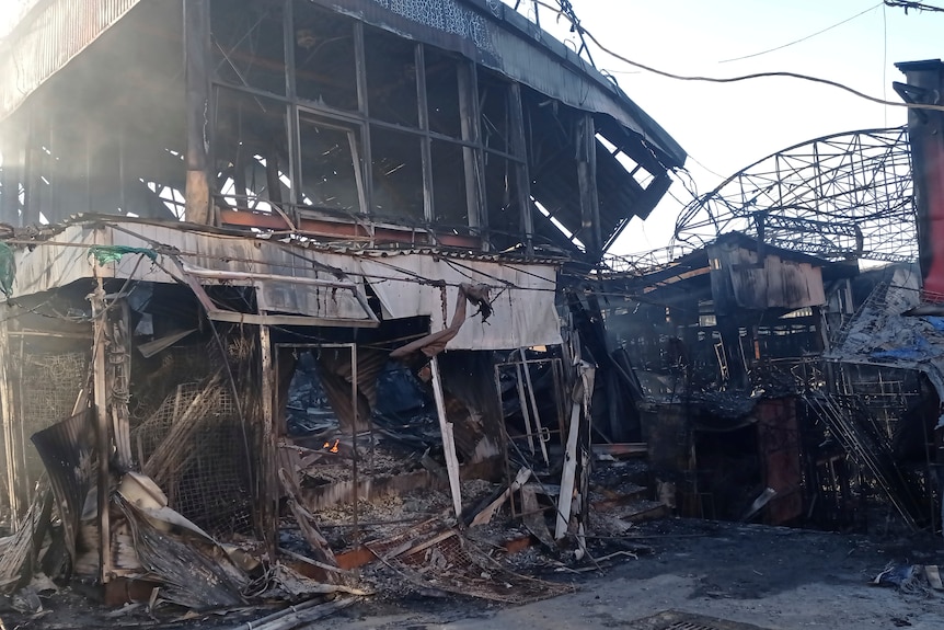 Разрушенные остатки уличного рынка, пострадавшего от российской бомбардировки в Харькове.