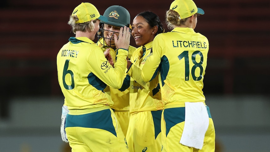 L’Australie remporte une victoire contre l’Afrique du Sud sous la pluie lors du troisième ODI décisif en tant que Beth Mooney, star d’Alana King