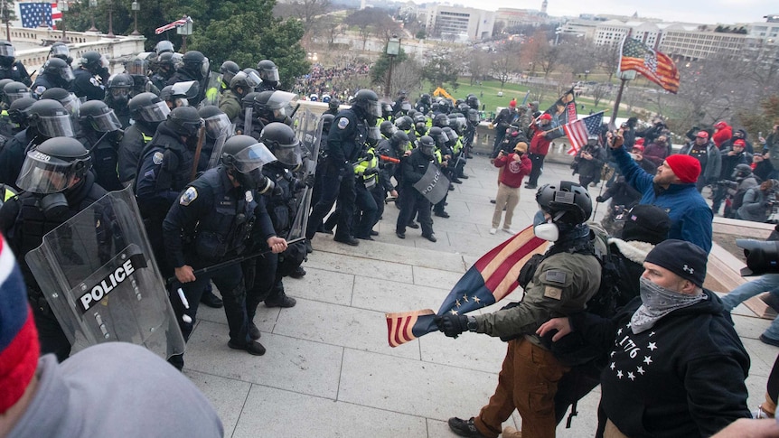 美国国会警察击退了试图进入美国国会大厦的抗议者。