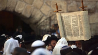 Israeli ultra-Orthodox Jews pray during the Passover blessings at the Wailing Wall in East Jerusalem (Getty Images/Uriel Sinai)