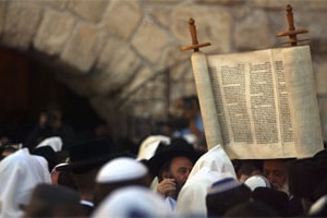 Israeli ultra-Orthodox Jews pray during the Passover blessings at the Wailing Wall in East Jerusalem (Getty Images/Uriel Sinai)