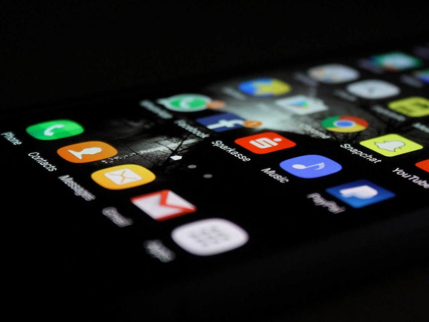 黑色背景下色彩斑斓的苹果手机所用的应用程序