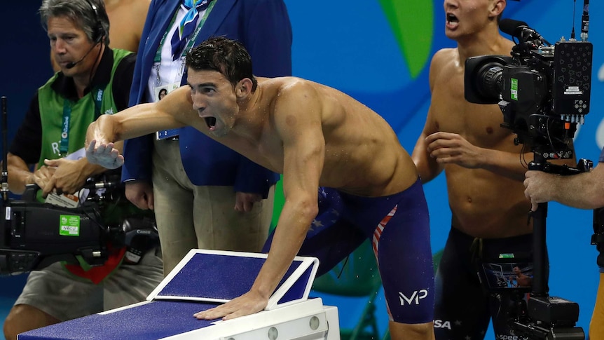 Michael Phelps encourages his team-mates in 4x100m freestyle relay