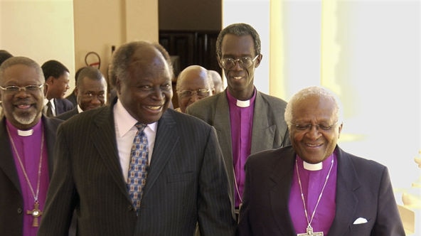 Desmond Tutu walks alongside Kenyan President Mwai Kibaki, January 4, 2008