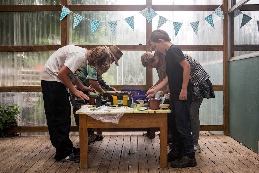 Clinton Everett and his four children work at a table.