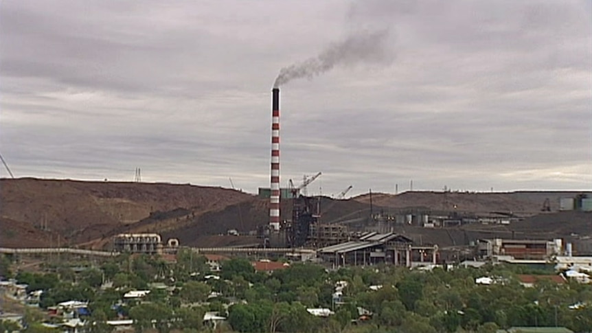 Study finds lead in Mount Isa air, dust and soil is direct result of emissions from Glencore-Xstrata mine