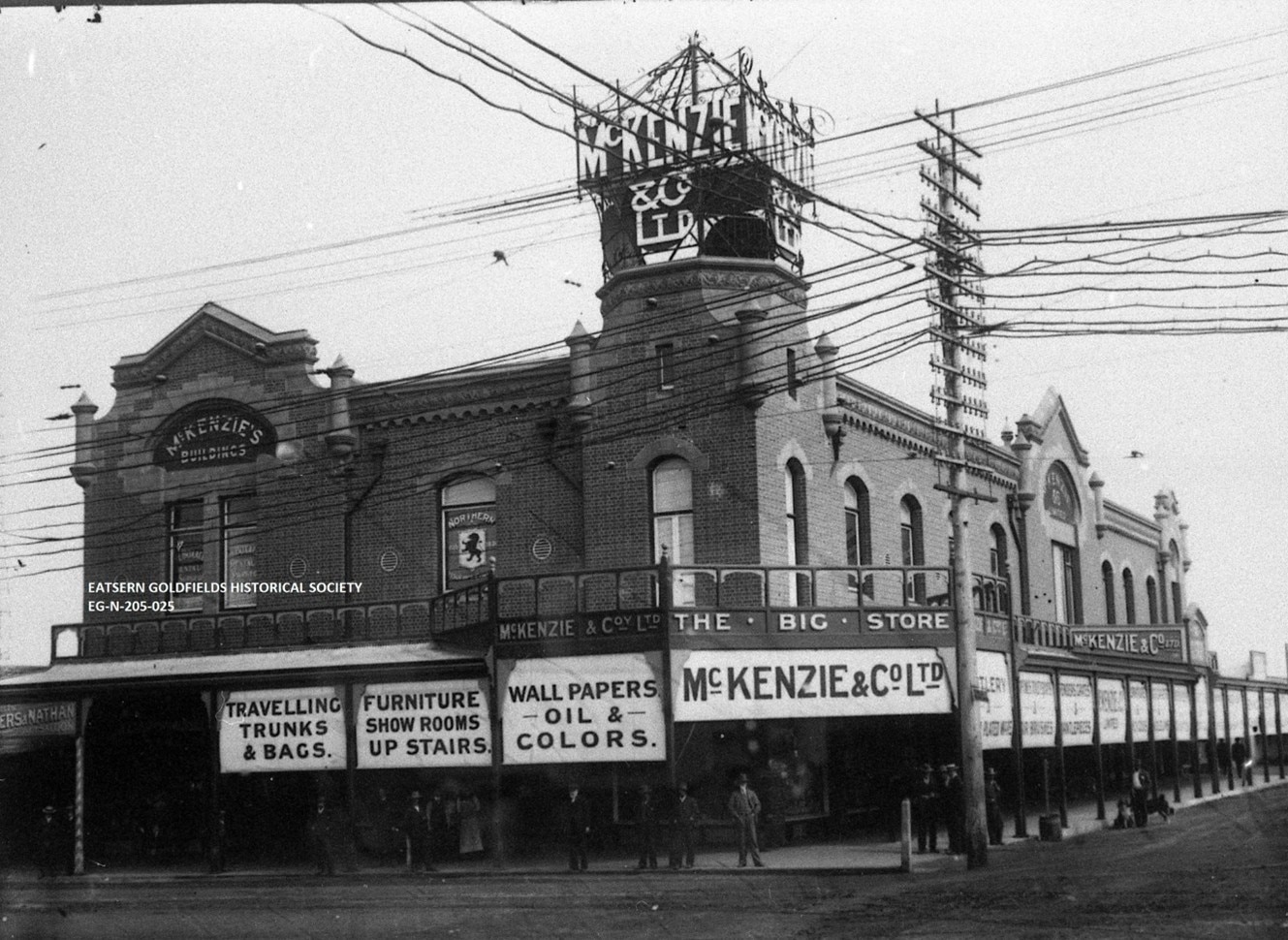 Una imagen en blanco y negro muestra la tienda Mckenzie and Co en Kalgoorlie, en algún momento de principios del siglo XX. 