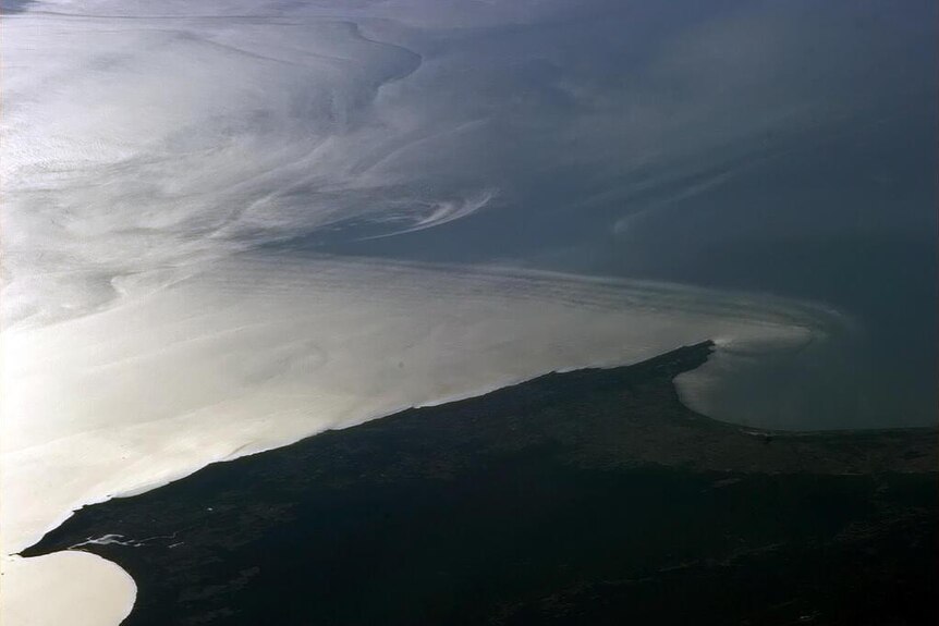 Ocean currents and subtle waves off Perth